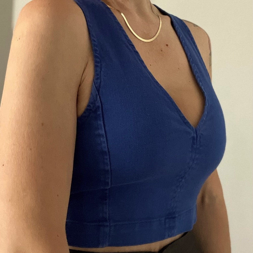 Wilfred | size 2 | blue denim | v neck cropped | Aritzia